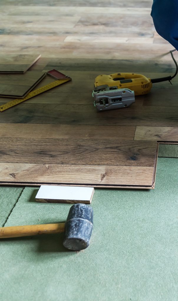 worker install the laminate floor